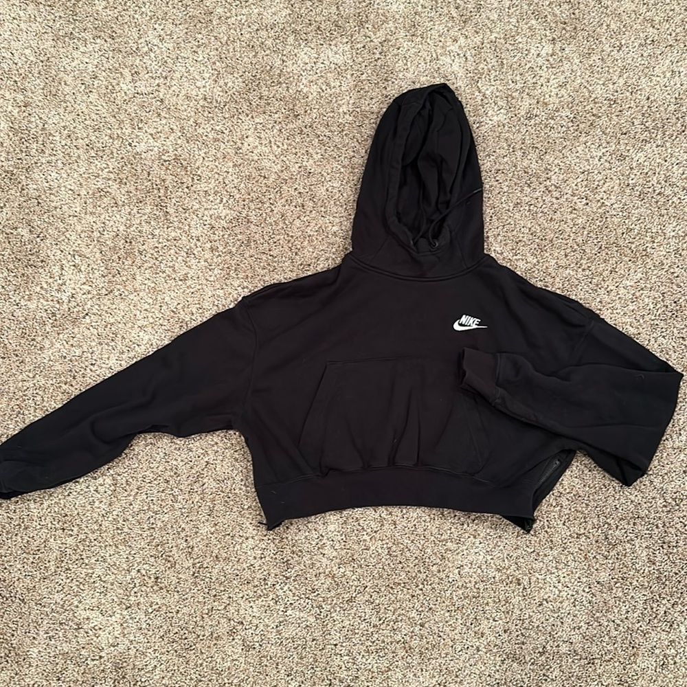Women’s Nike cropped black sweatshirt
